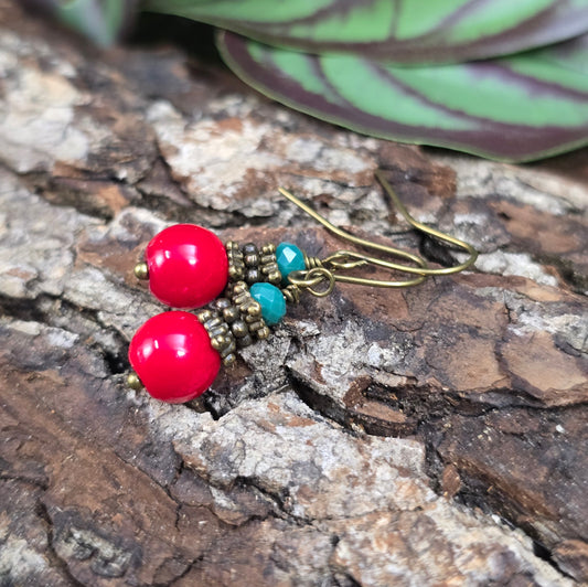 Handgefertigte Boho-Ohrhänger mit roten Glasperlen und funkelndem Kristallglas in Petrol. Leicht, elegant & vielseitig kombinierbar – ideal für Alltag & besondere Anlässe.