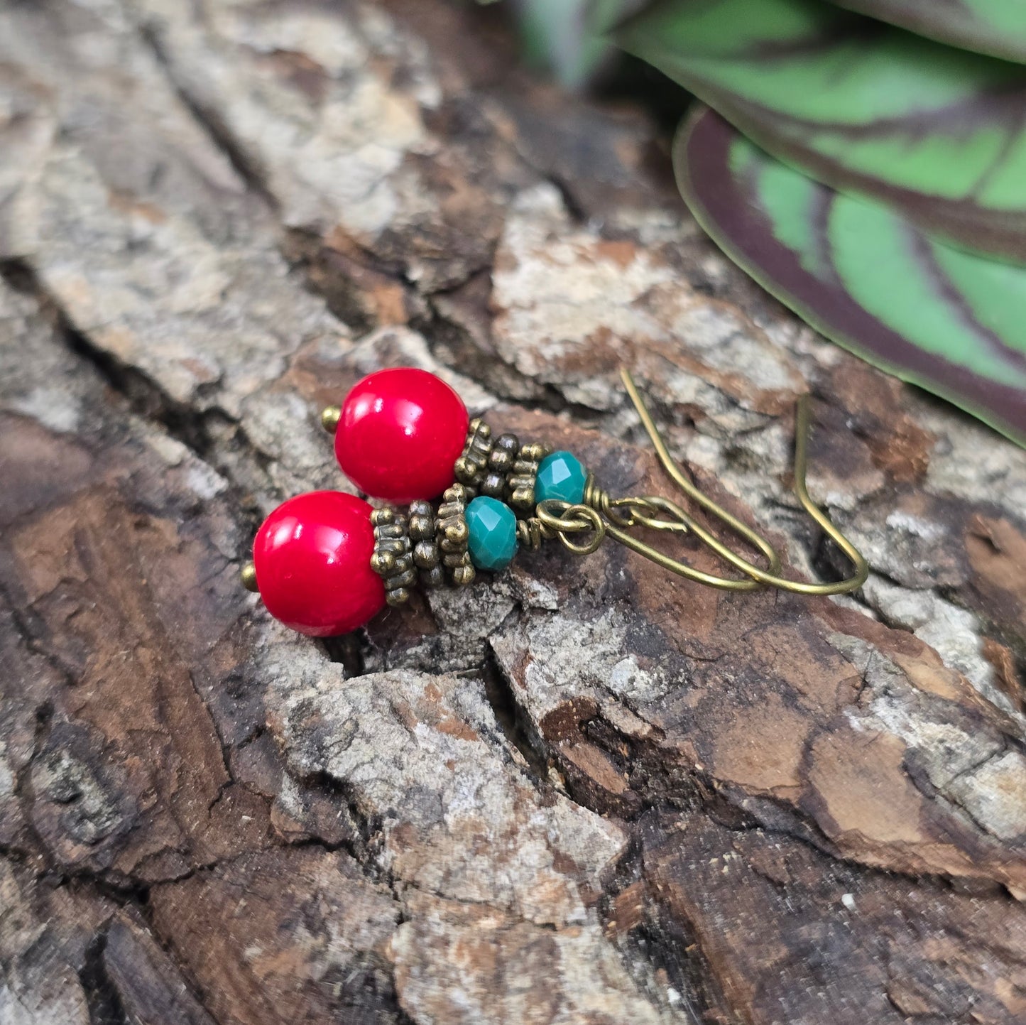 Handgefertigte Boho-Ohrhänger mit roten Glasperlen und funkelndem Kristallglas in Petrol. Leicht, elegant & vielseitig kombinierbar – ideal für Alltag & besondere Anlässe.