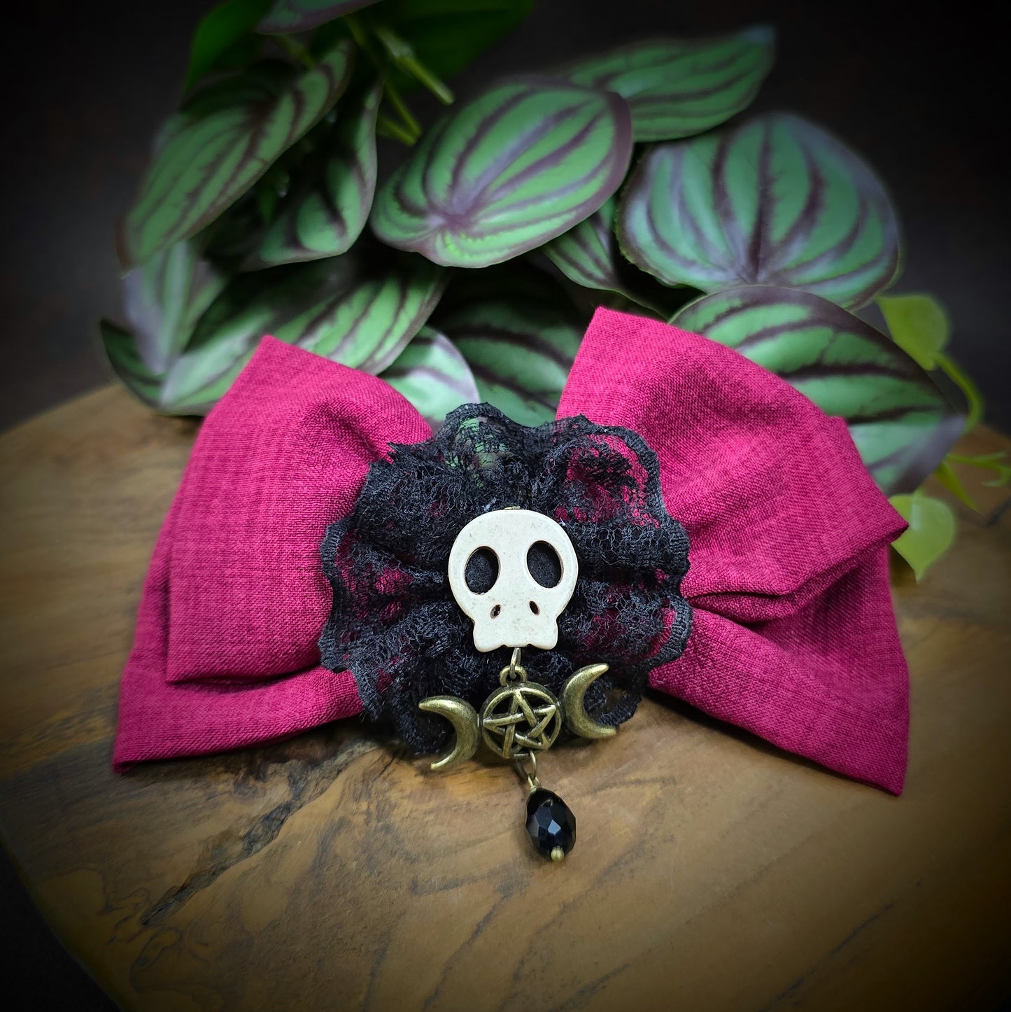 Handgefertigte Gothic Haarspange mit Schleife & Triple Moon Pentagramm. In Rot & Bronze – ideal für Clubwear, Cosplay oder Hexenmarkt. Sicherer Sitz durch französischen Klippverschluss.