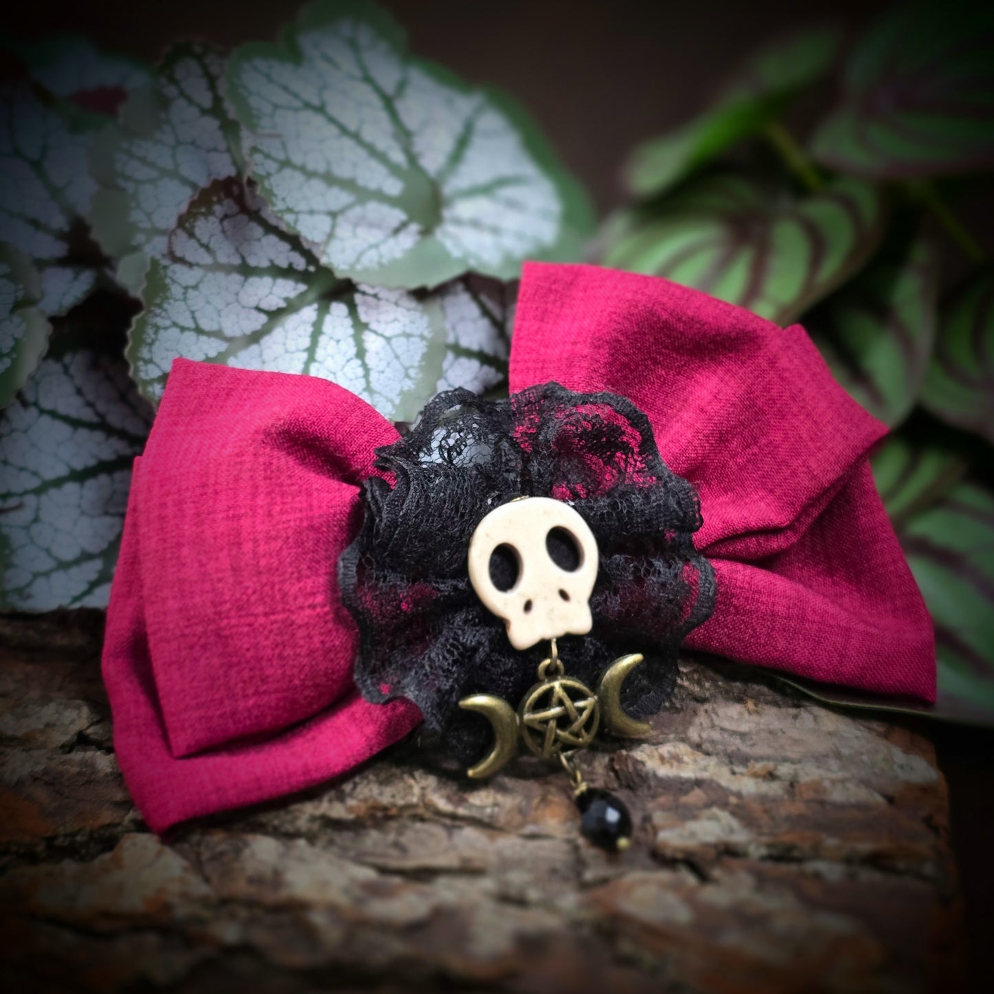 Handgefertigte Gothic Haarspange mit Schleife & Triple Moon Pentagramm. In Rot & Bronze – ideal für Clubwear, Cosplay oder Hexenmarkt. Sicherer Sitz durch französischen Klippverschluss.