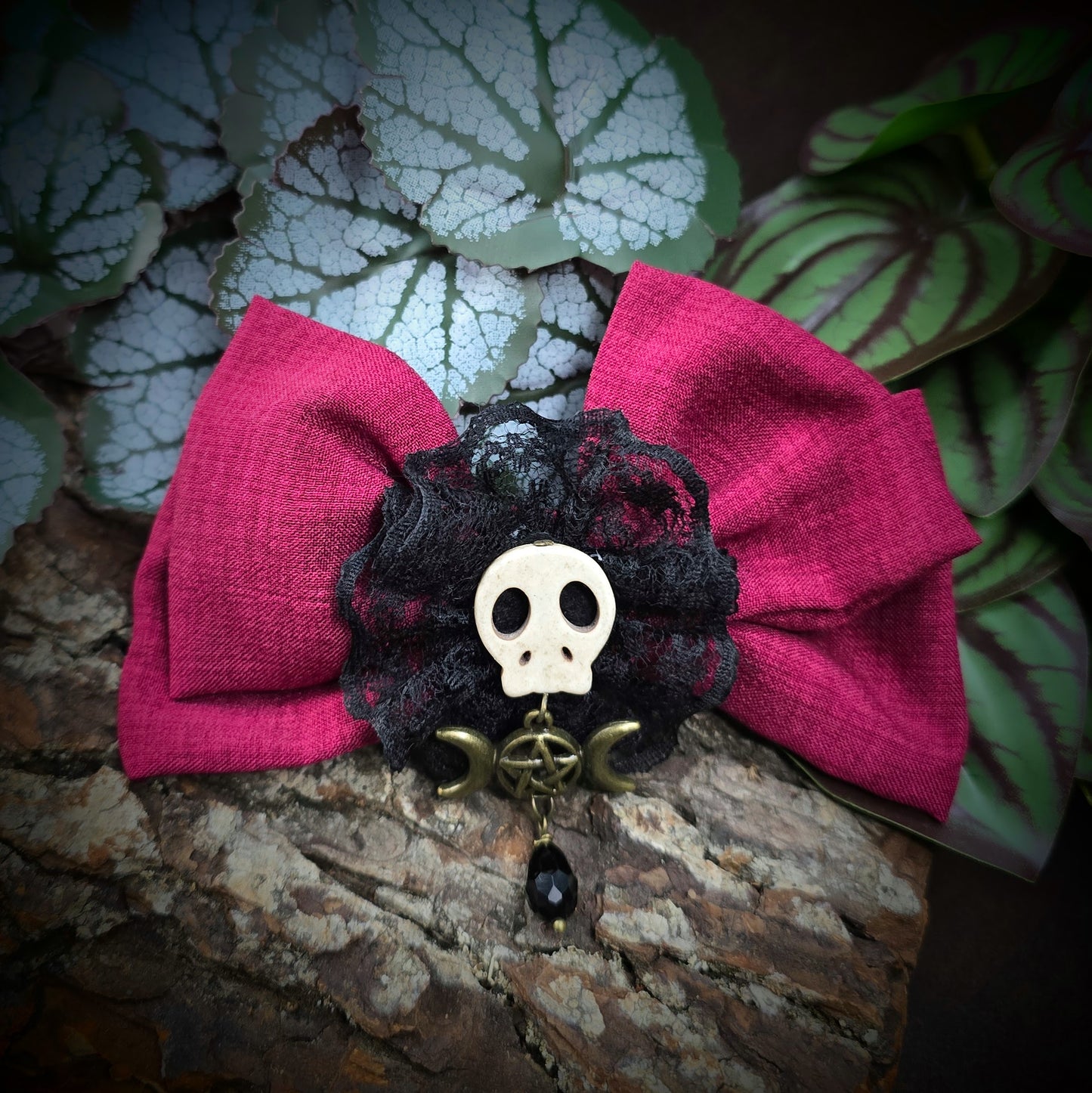 Handgefertigte Gothic Haarspange mit Schleife & Triple Moon Pentagramm. In Rot & Bronze – ideal für Clubwear, Cosplay oder Hexenmarkt. Sicherer Sitz durch französischen Klippverschluss.