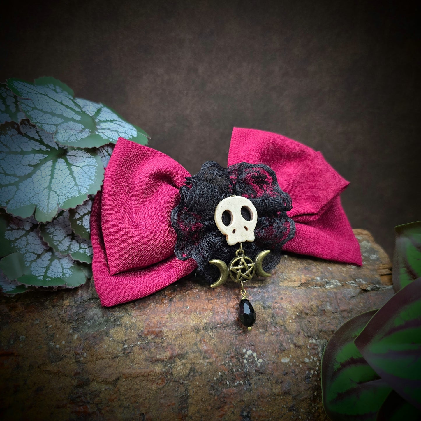 Handgefertigte Gothic Haarspange mit Schleife & Triple Moon Pentagramm. In Rot & Bronze – ideal für Clubwear, Cosplay oder Hexenmarkt. Sicherer Sitz durch französischen Klippverschluss.