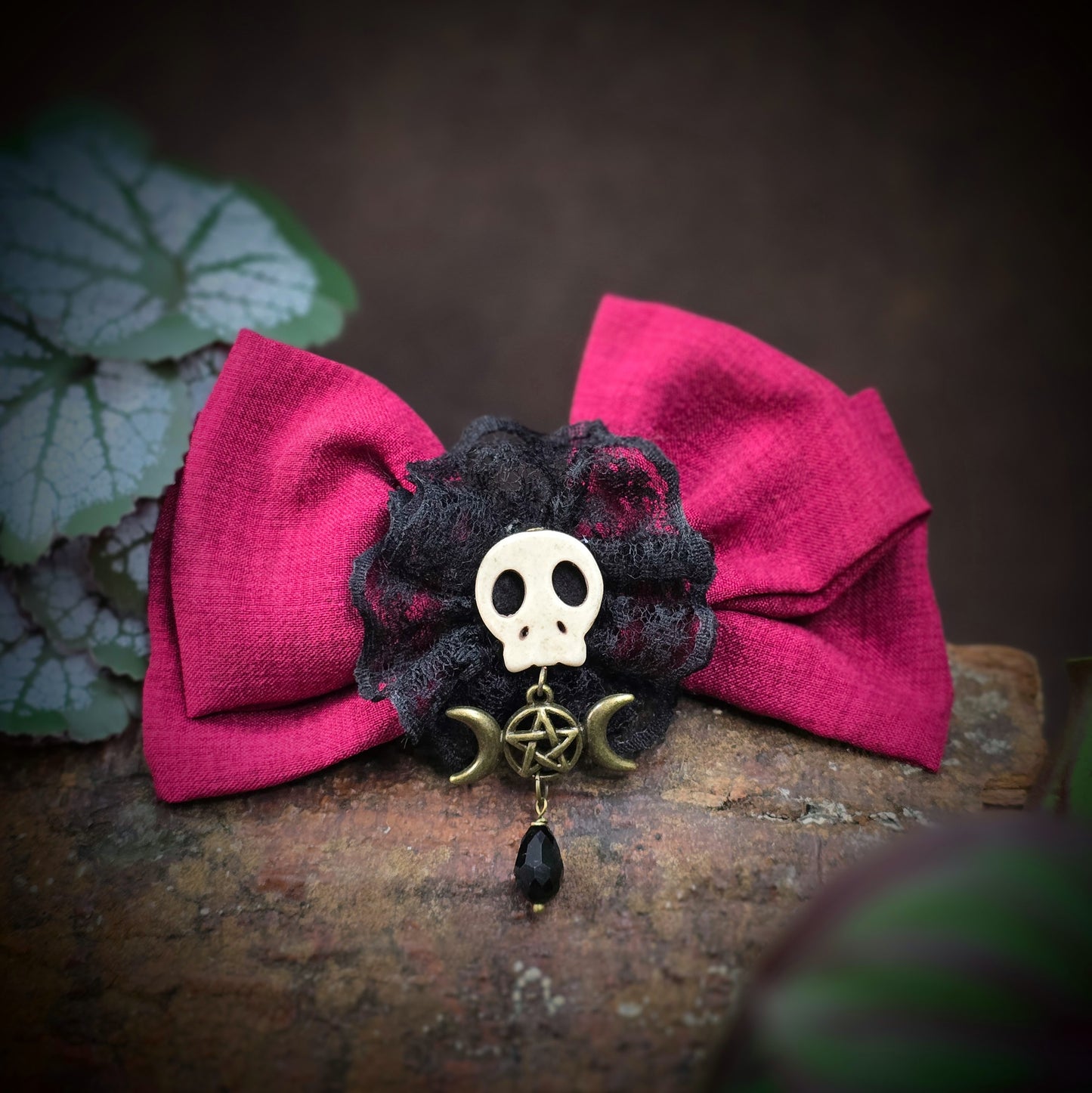 Handgefertigte Gothic Haarspange mit Schleife & Triple Moon Pentagramm. In Rot & Bronze – ideal für Clubwear, Cosplay oder Hexenmarkt. Sicherer Sitz durch französischen Klippverschluss.