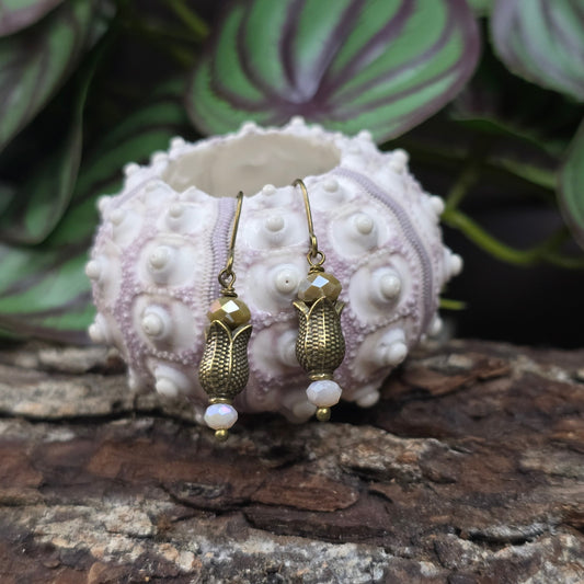 Handgefertigte Ohrhänger im romantischen Nostalgie-Stil mit bronzefarbenen Blütenkelchen & Kristallglasperlen. Perfekt für Alltag, Date oder als liebevolles Geschenk.