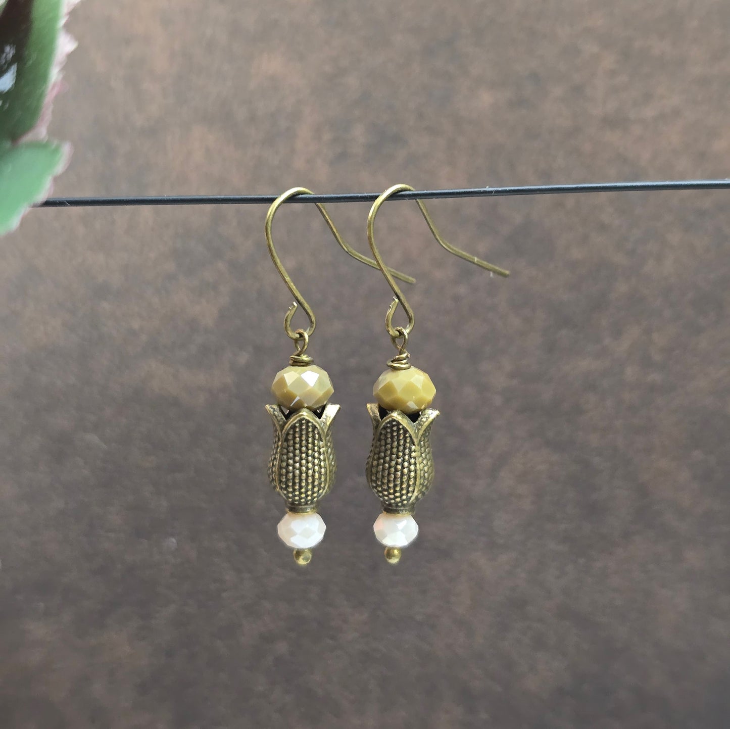 Handgefertigte Ohrhänger im romantischen Nostalgie-Stil mit bronzefarbenen Blütenkelchen & Kristallglasperlen. Perfekt für Alltag, Date oder als liebevolles Geschenk.