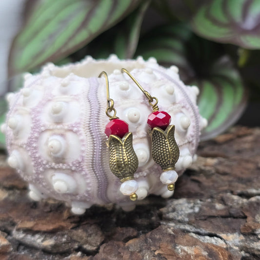 Romantische Ohrhänger im Nostalgie-Stil mit bronzefarbenem Tulpenkelch & dunkelroten Kristallglasperlen. Perfekt für Alltag, Date oder als liebevolles Geschenk für Schmuckliebhaber.