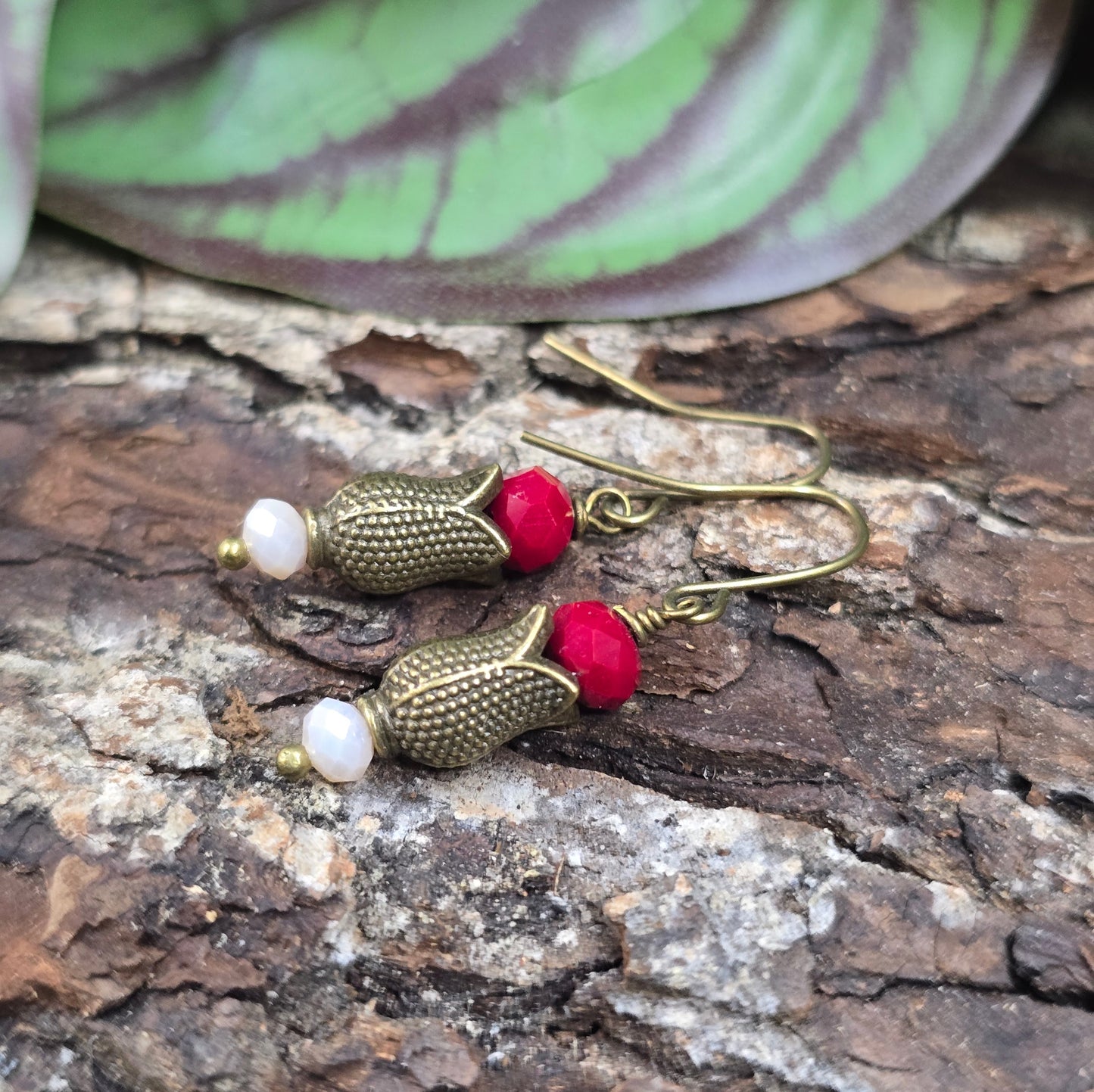 Romantische Ohrhänger im Nostalgie-Stil mit bronzefarbenem Tulpenkelch & dunkelroten Kristallglasperlen. Perfekt für Alltag, Date oder als liebevolles Geschenk für Schmuckliebhaber.