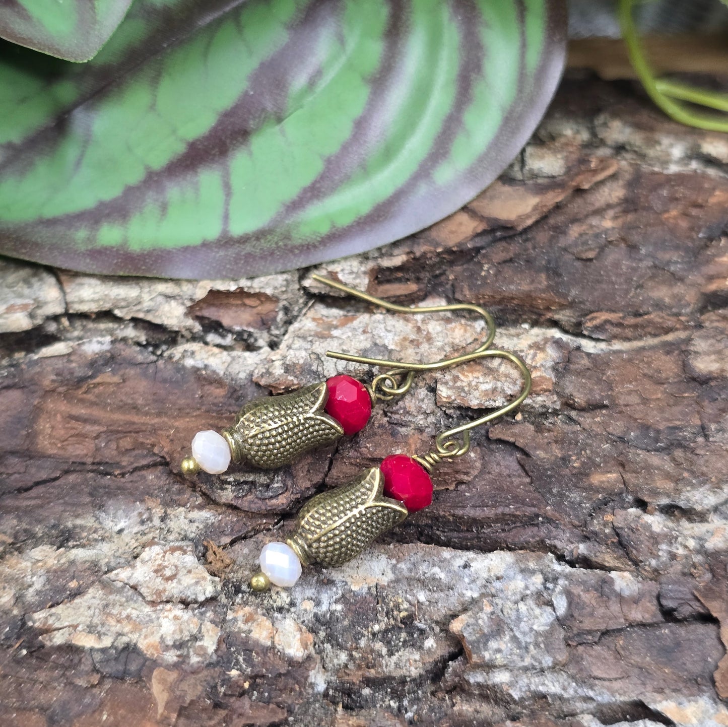 Romantische Ohrhänger im Nostalgie-Stil mit bronzefarbenem Tulpenkelch & dunkelroten Kristallglasperlen. Perfekt für Alltag, Date oder als liebevolles Geschenk für Schmuckliebhaber.