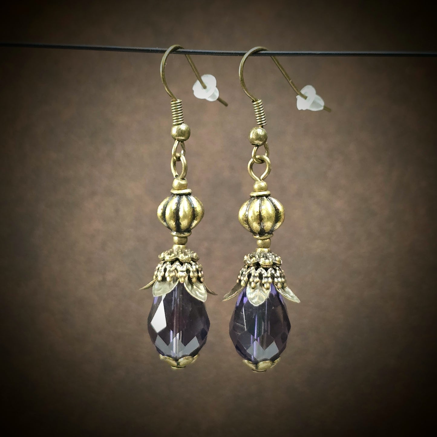 Handgefertigte Ohrhänger im Vintage-Look mit facettiertem Amethyst-Kristallglas & antik bronzefarbener Fassung. Romantischer Ohrschmuck für jeden Anlass!
