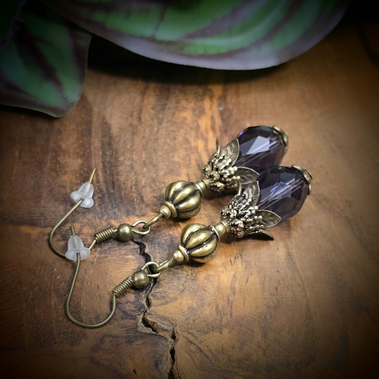 Handgefertigte Ohrhänger im Vintage-Look mit facettiertem Amethyst-Kristallglas & antik bronzefarbener Fassung. Romantischer Ohrschmuck für jeden Anlass!