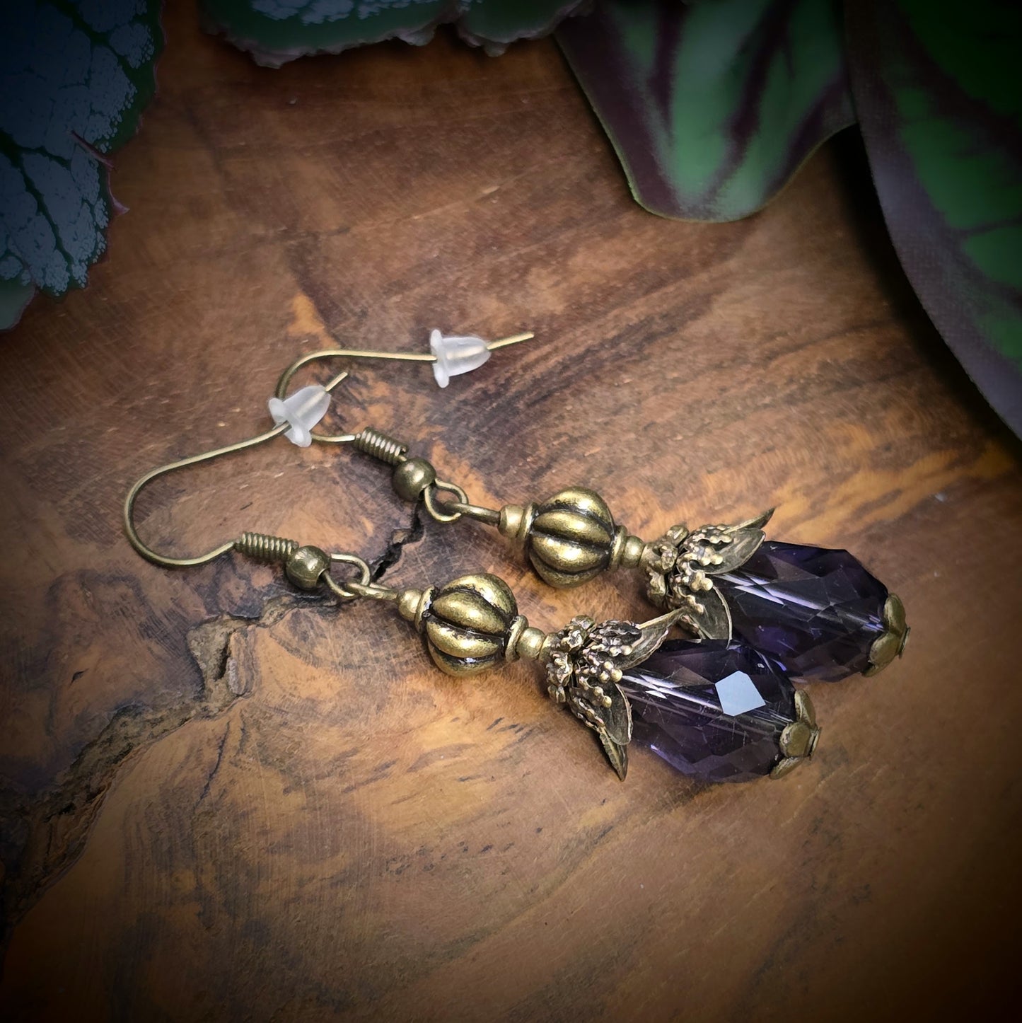 Handgefertigte Ohrhänger im Vintage-Look mit facettiertem Amethyst-Kristallglas & antik bronzefarbener Fassung. Romantischer Ohrschmuck für jeden Anlass!