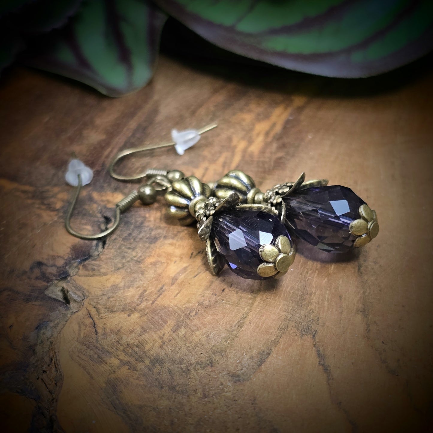 Handgefertigte Ohrhänger im Vintage-Look mit facettiertem Amethyst-Kristallglas & antik bronzefarbener Fassung. Romantischer Ohrschmuck für jeden Anlass!