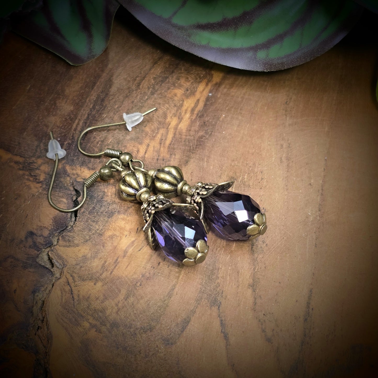 Handgefertigte Ohrhänger im Vintage-Look mit facettiertem Amethyst-Kristallglas & antik bronzefarbener Fassung. Romantischer Ohrschmuck für jeden Anlass!