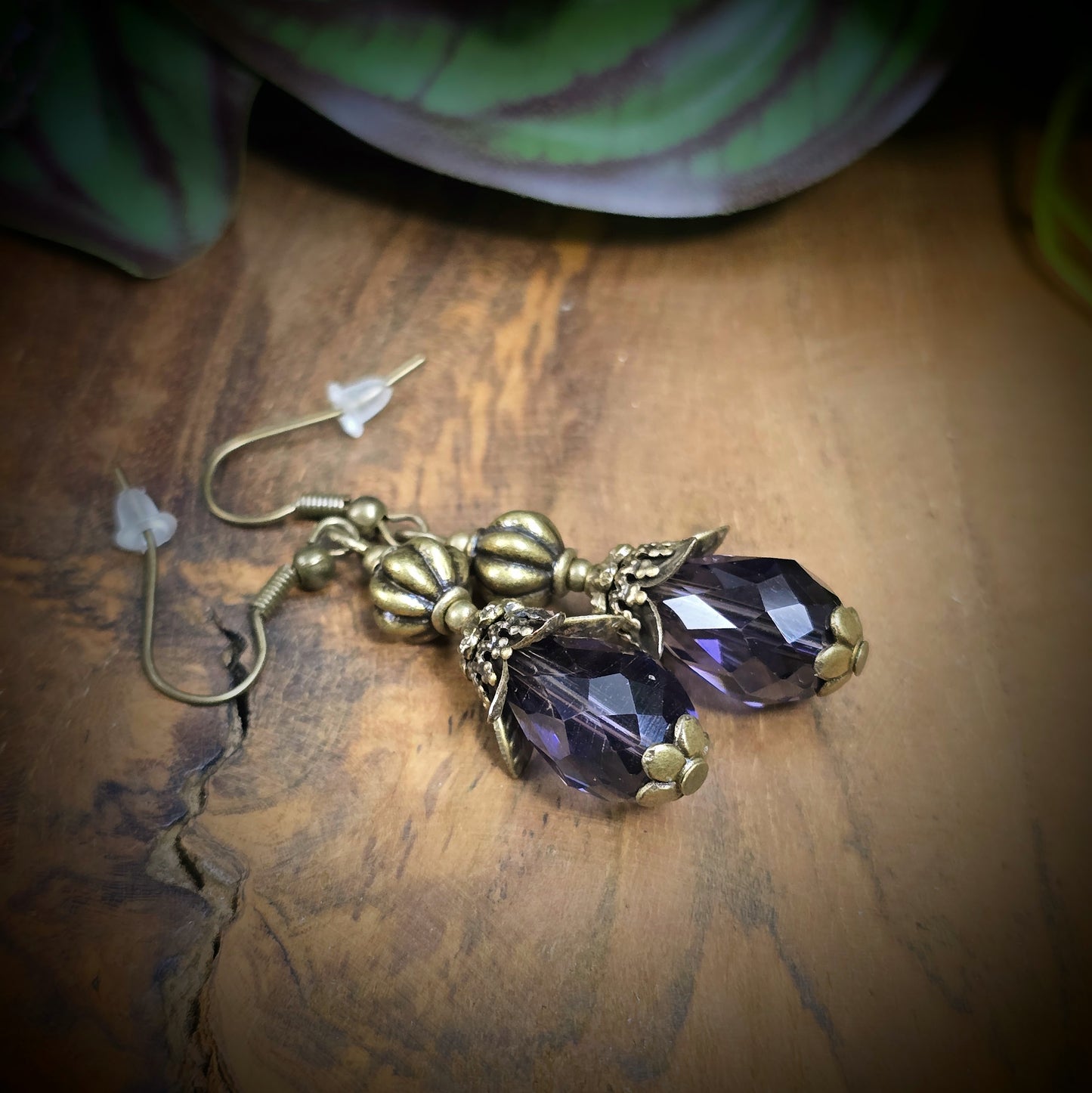 Handgefertigte Ohrhänger im Vintage-Look mit facettiertem Amethyst-Kristallglas & antik bronzefarbener Fassung. Romantischer Ohrschmuck für jeden Anlass!