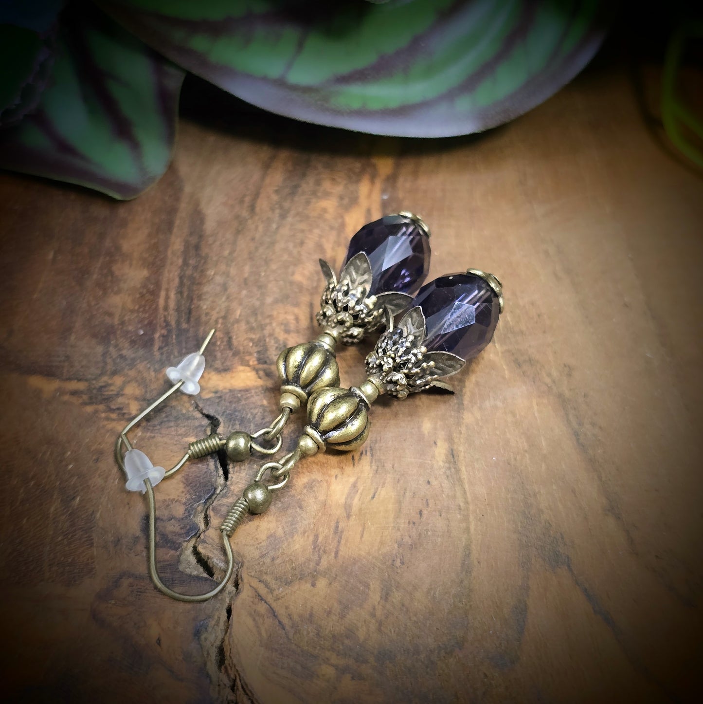 Handgefertigte Ohrhänger im Vintage-Look mit facettiertem Amethyst-Kristallglas & antik bronzefarbener Fassung. Romantischer Ohrschmuck für jeden Anlass!