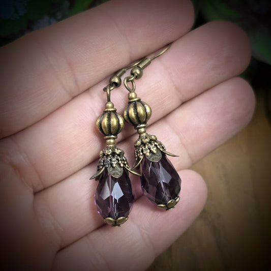 Handgefertigte Ohrhänger im Vintage-Look mit facettiertem Amethyst-Kristallglas & antik bronzefarbener Fassung. Romantischer Ohrschmuck für jeden Anlass!