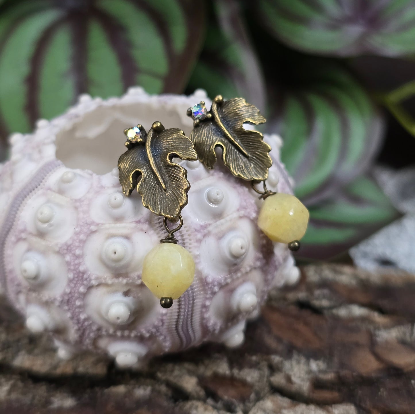 Mystische Ohrstecker mit Blattdesign & echter Calcit-Perle – handgefertigt, stilvoll & spirituell. Perfekt für Vintage Looks oder als Geschenk.