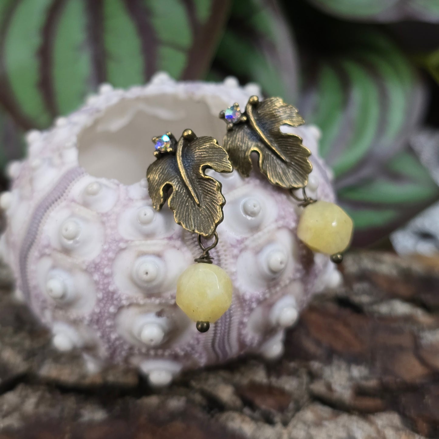Mystische Ohrstecker mit Blattdesign & echter Calcit-Perle – handgefertigt, stilvoll & spirituell. Perfekt für Vintage Looks oder als Geschenk.