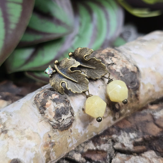 Mystische Ohrstecker mit Blattdesign & echter Calcit-Perle – handgefertigt, stilvoll & spirituell. Perfekt für Vintage Looks oder als Geschenk.