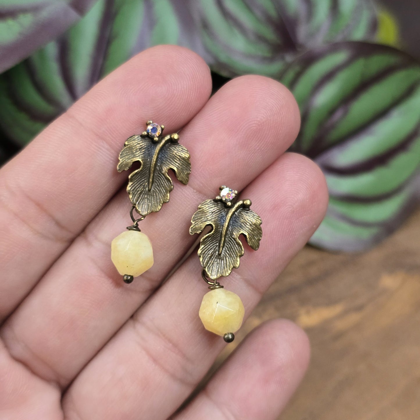 Mystische Ohrstecker mit Blattdesign & echter Calcit-Perle – handgefertigt, stilvoll & spirituell. Perfekt für Vintage Looks oder als Geschenk.