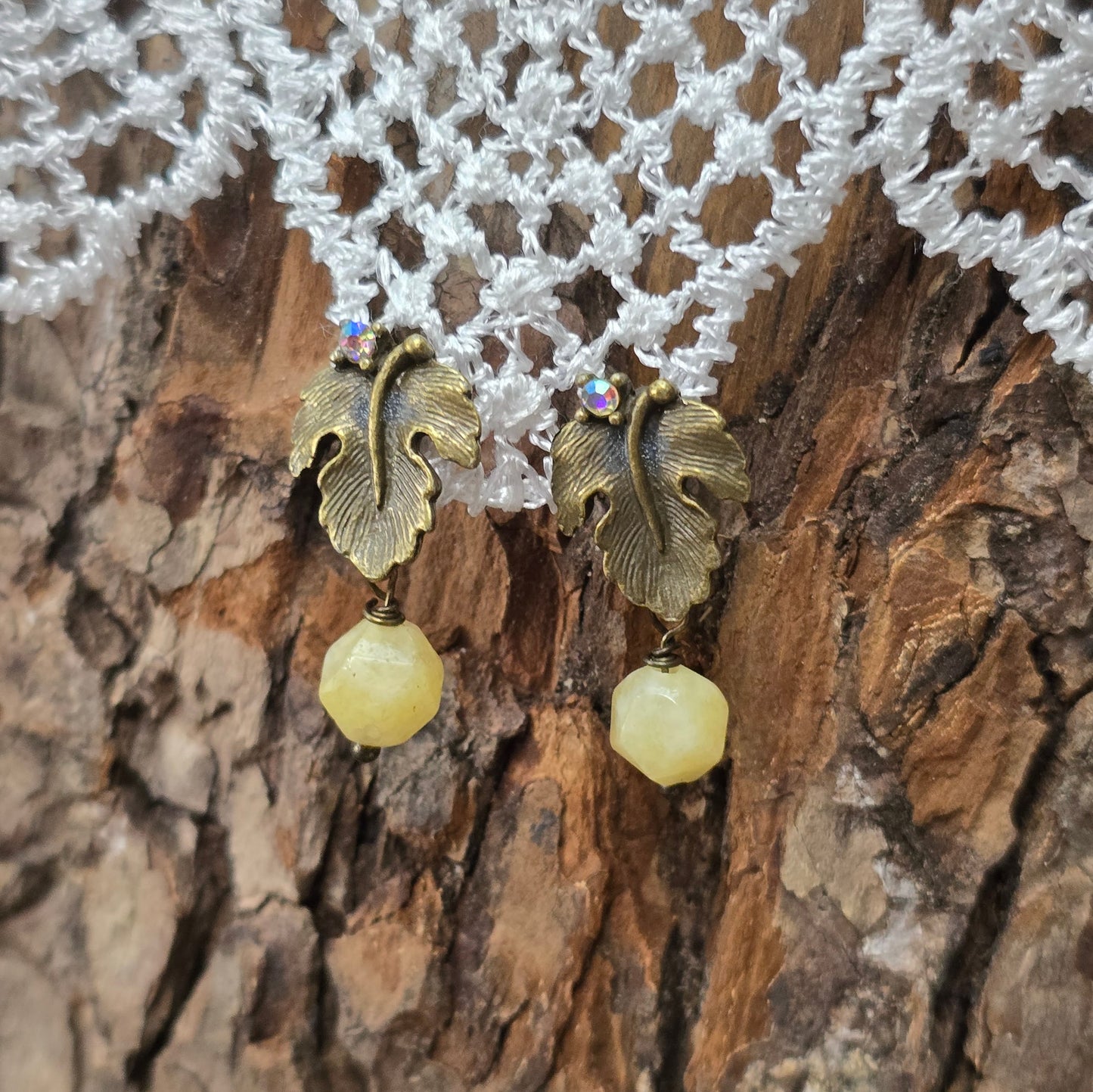 Mystische Ohrstecker mit Blattdesign & echter Calcit-Perle – handgefertigt, stilvoll & spirituell. Perfekt für Vintage Looks oder als Geschenk.