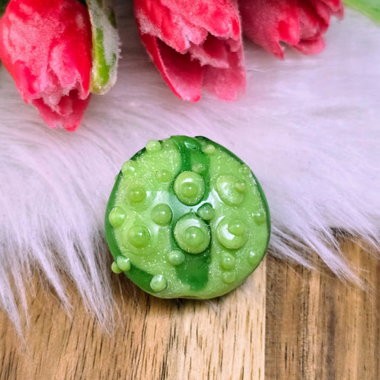 Handgefertigte grüne Glasperle aus Indien (25 mm) – Unikat mit Bumps für Ketten, Armbänder & Accessoires. Ideal für exotisch inspirierten DIY-Schmuck.