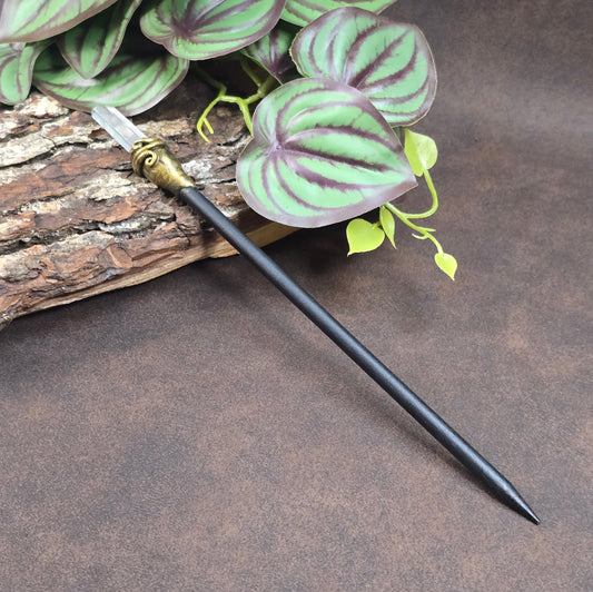 Handgemachter Haarstab aus Holz & Epoxy mit edler Kristallspitze. Ideal für Hochsteckfrisuren, Vintage-Outfits & Fantasy-Styles. Leicht & einzigartig – ein echtes Unikat.