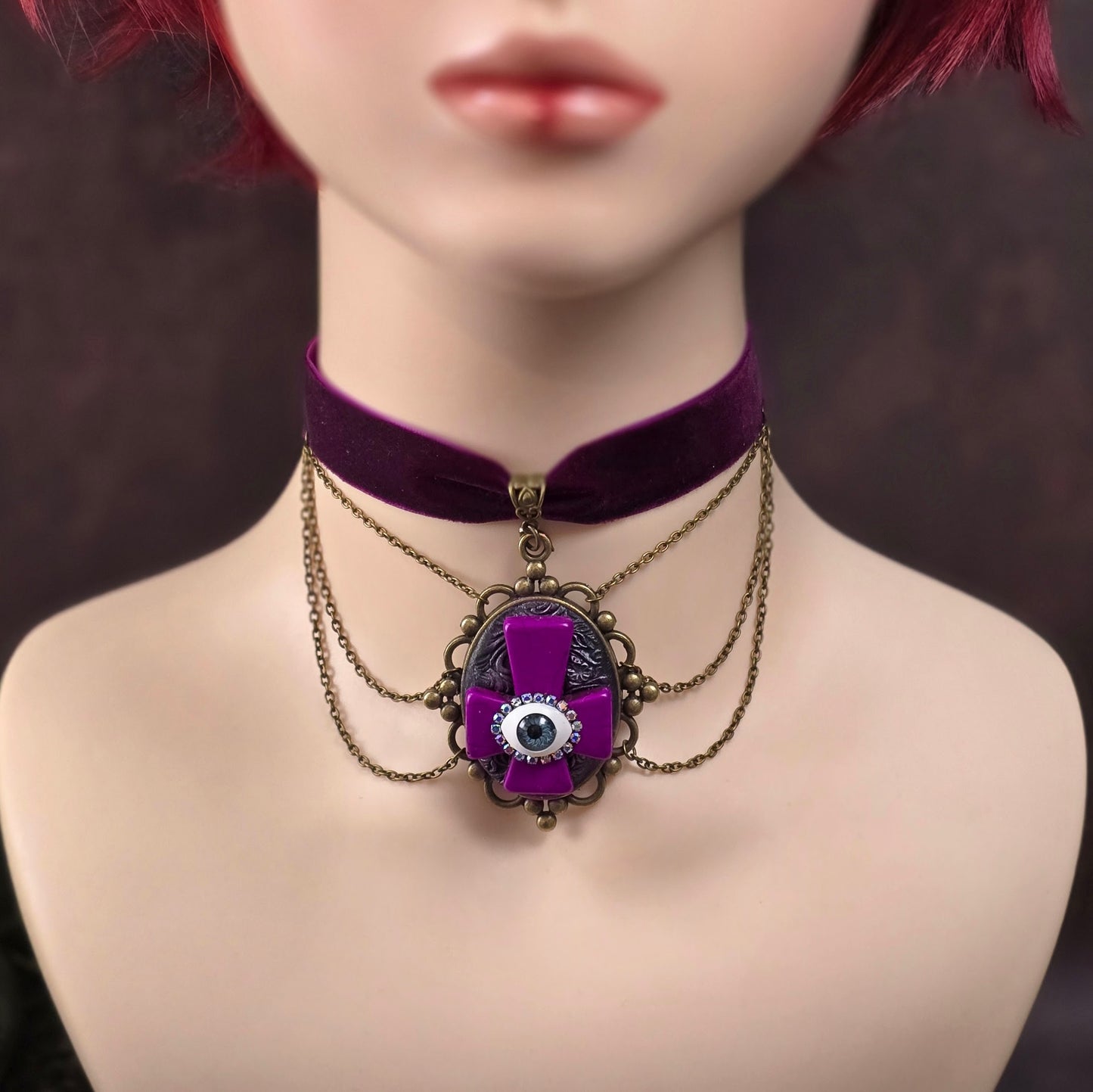 Handgefertigter Samtchoker mit invertiertem Kreuz, Auge & Strass – violett, antik-bronze, Unikat im Gothic-Stil. Für Rituale, Festivals & dunkle Seelen.