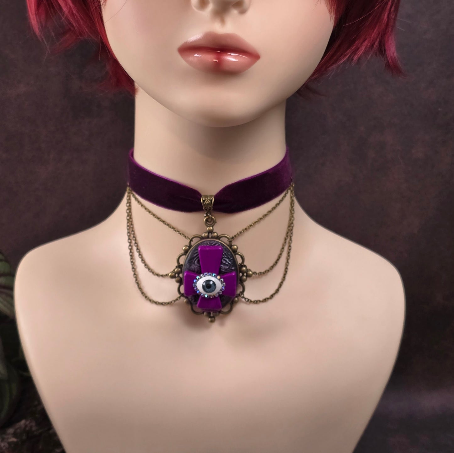 Handgefertigter Samtchoker mit invertiertem Kreuz, Auge & Strass – violett, antik-bronze, Unikat im Gothic-Stil. Für Rituale, Festivals & dunkle Seelen.