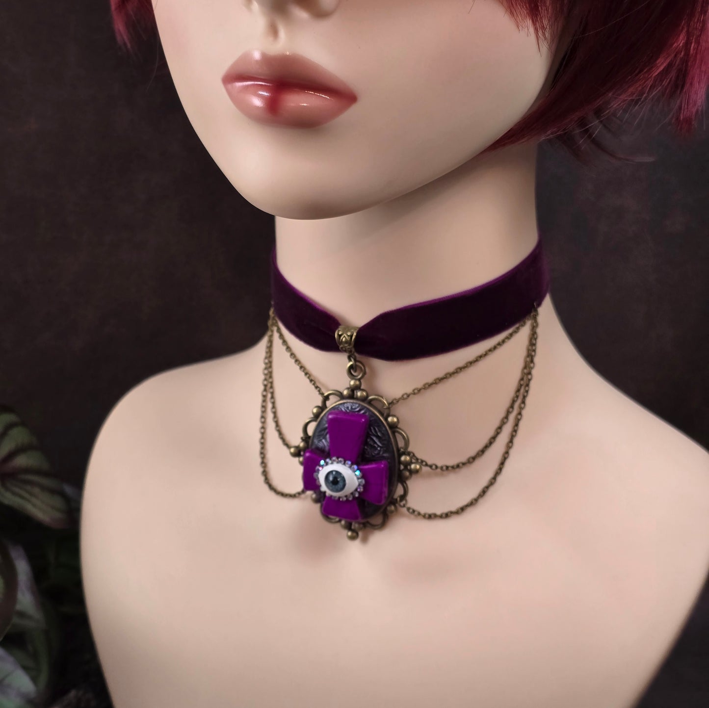 Handgefertigter Samtchoker mit invertiertem Kreuz, Auge & Strass – violett, antik-bronze, Unikat im Gothic-Stil. Für Rituale, Festivals & dunkle Seelen.