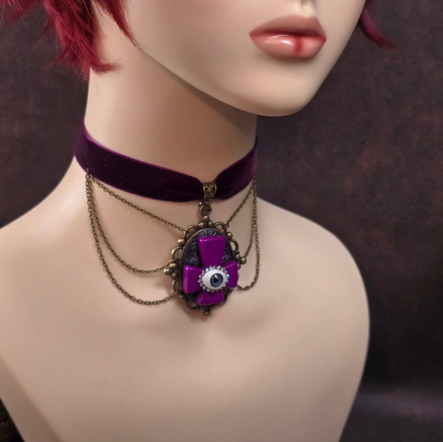 Handgefertigter Samtchoker mit invertiertem Kreuz, Auge & Strass – violett, antik-bronze, Unikat im Gothic-Stil. Für Rituale, Festivals & dunkle Seelen.