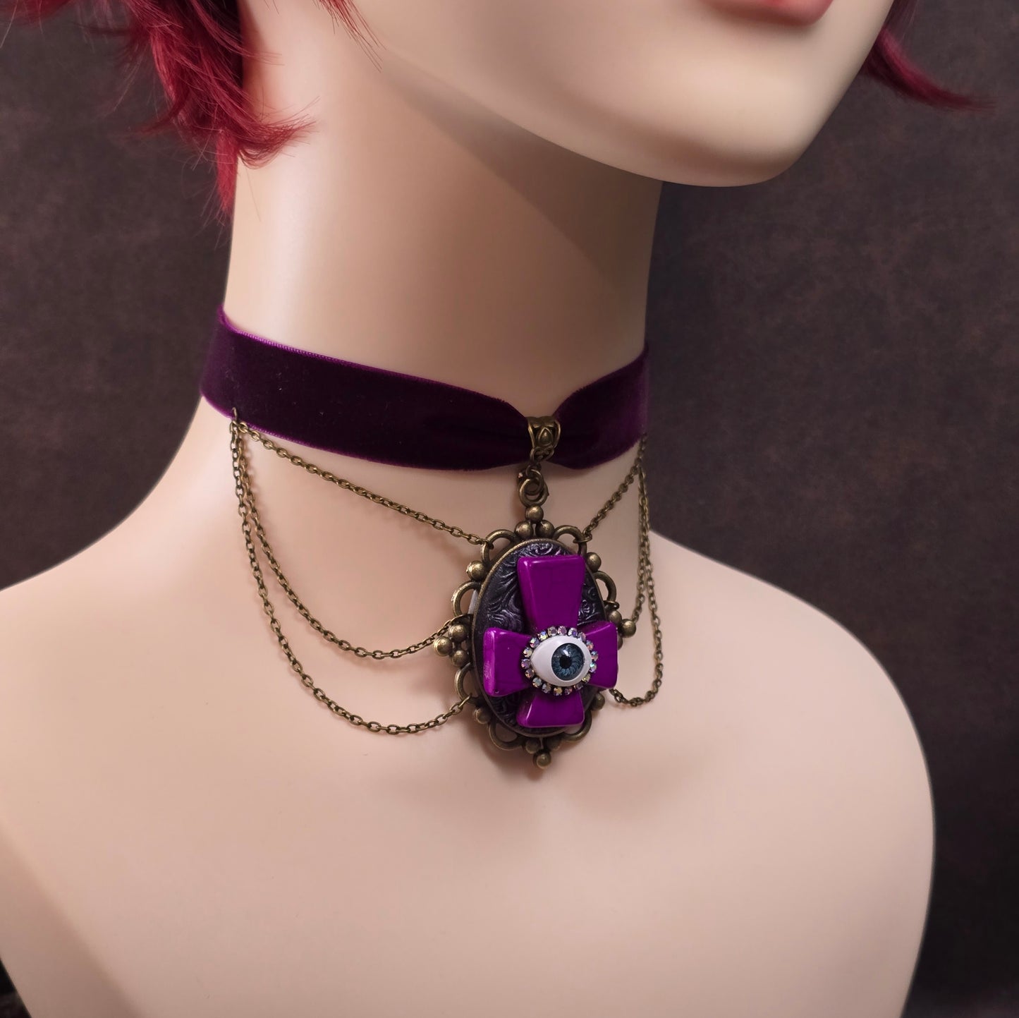 Handgefertigter Samtchoker mit invertiertem Kreuz, Auge & Strass – violett, antik-bronze, Unikat im Gothic-Stil. Für Rituale, Festivals & dunkle Seelen.