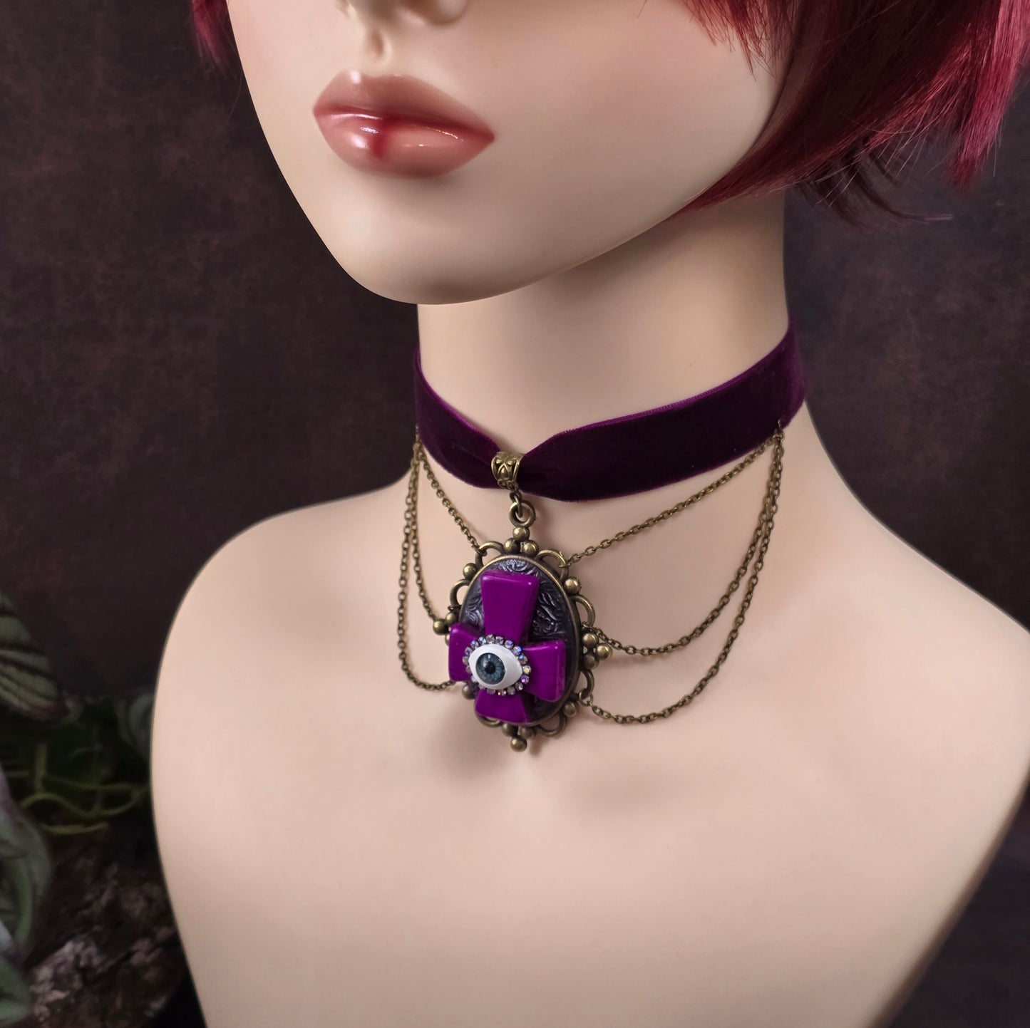 Handgefertigter Samtchoker mit invertiertem Kreuz, Auge & Strass – violett, antik-bronze, Unikat im Gothic-Stil. Für Rituale, Festivals & dunkle Seelen.