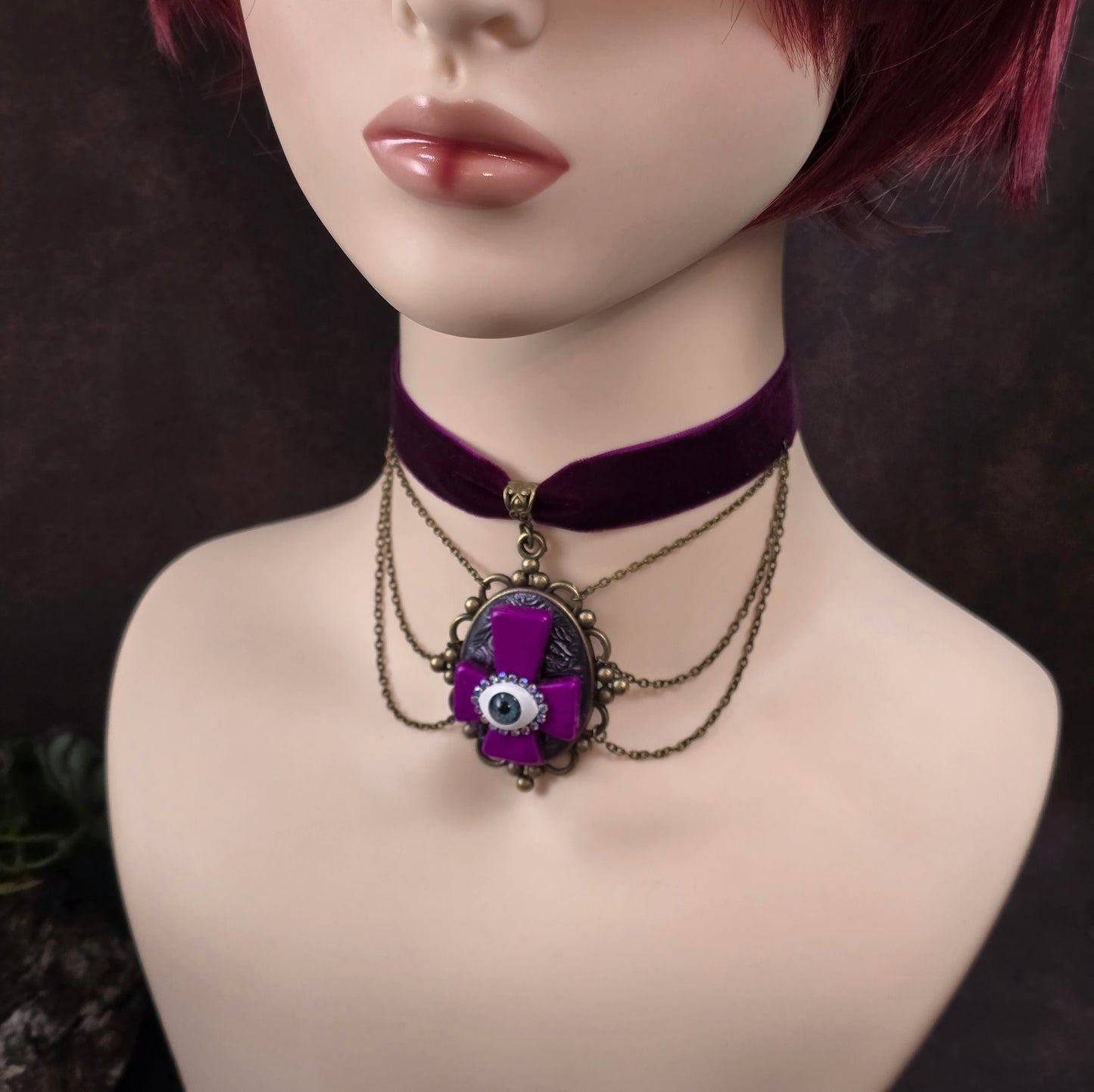 Handgefertigter Samtchoker mit invertiertem Kreuz, Auge & Strass – violett, antik-bronze, Unikat im Gothic-Stil. Für Rituale, Festivals & dunkle Seelen.