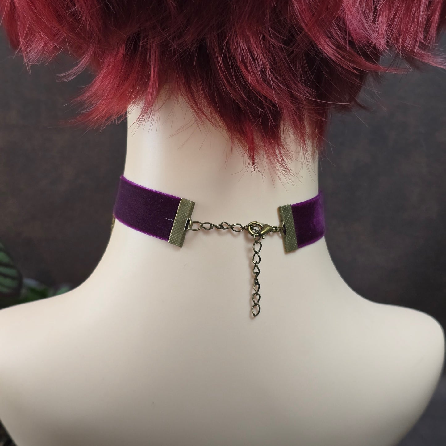 Handgefertigter Samtchoker mit invertiertem Kreuz, Auge & Strass – violett, antik-bronze, Unikat im Gothic-Stil. Für Rituale, Festivals & dunkle Seelen.