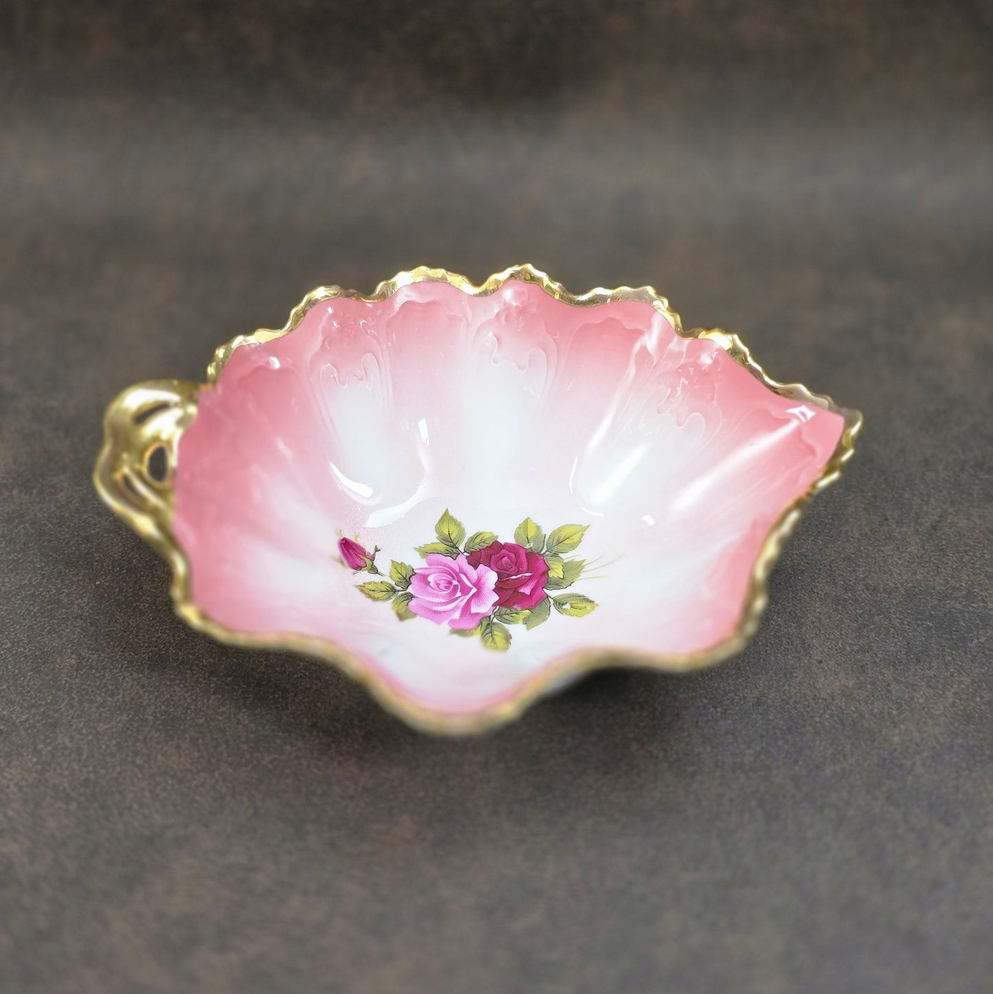 Handgefertigtes Carlsbad-Porzellan: Schälchen in Blattform, Pink-Ombre, Goldrand, 1990er. Perfekt für Deko oder Schmuck.