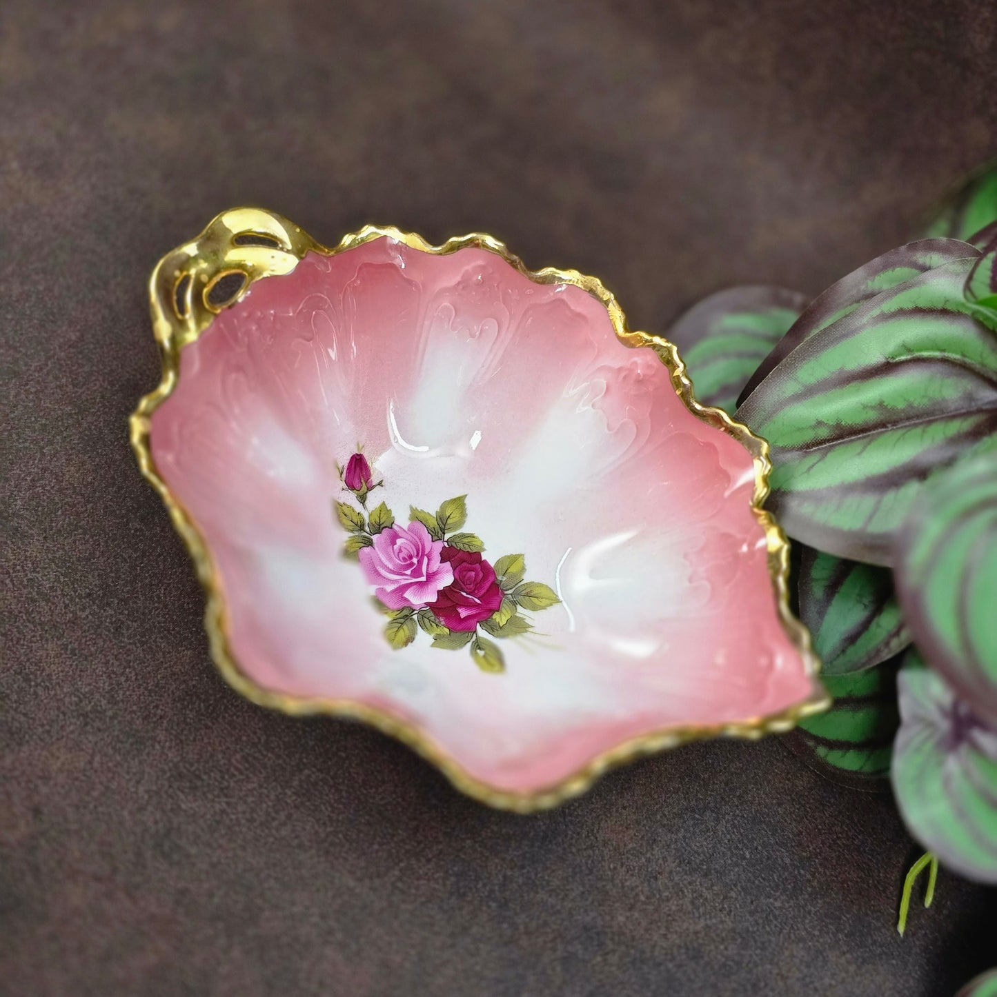 Handgefertigtes Carlsbad-Porzellan: Schälchen in Blattform, Pink-Ombre, Goldrand, 1990er. Perfekt für Deko oder Schmuck.