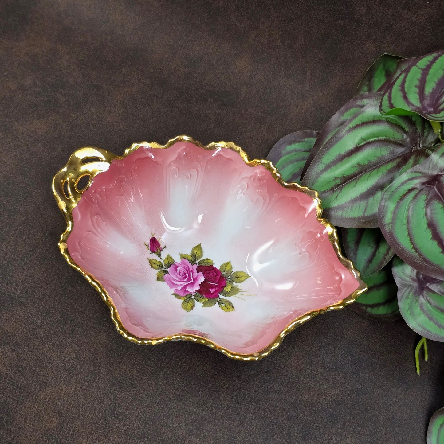 Handgefertigtes Carlsbad-Porzellan: Schälchen in Blattform, Pink-Ombre, Goldrand, 1990er. Perfekt für Deko oder Schmuck.