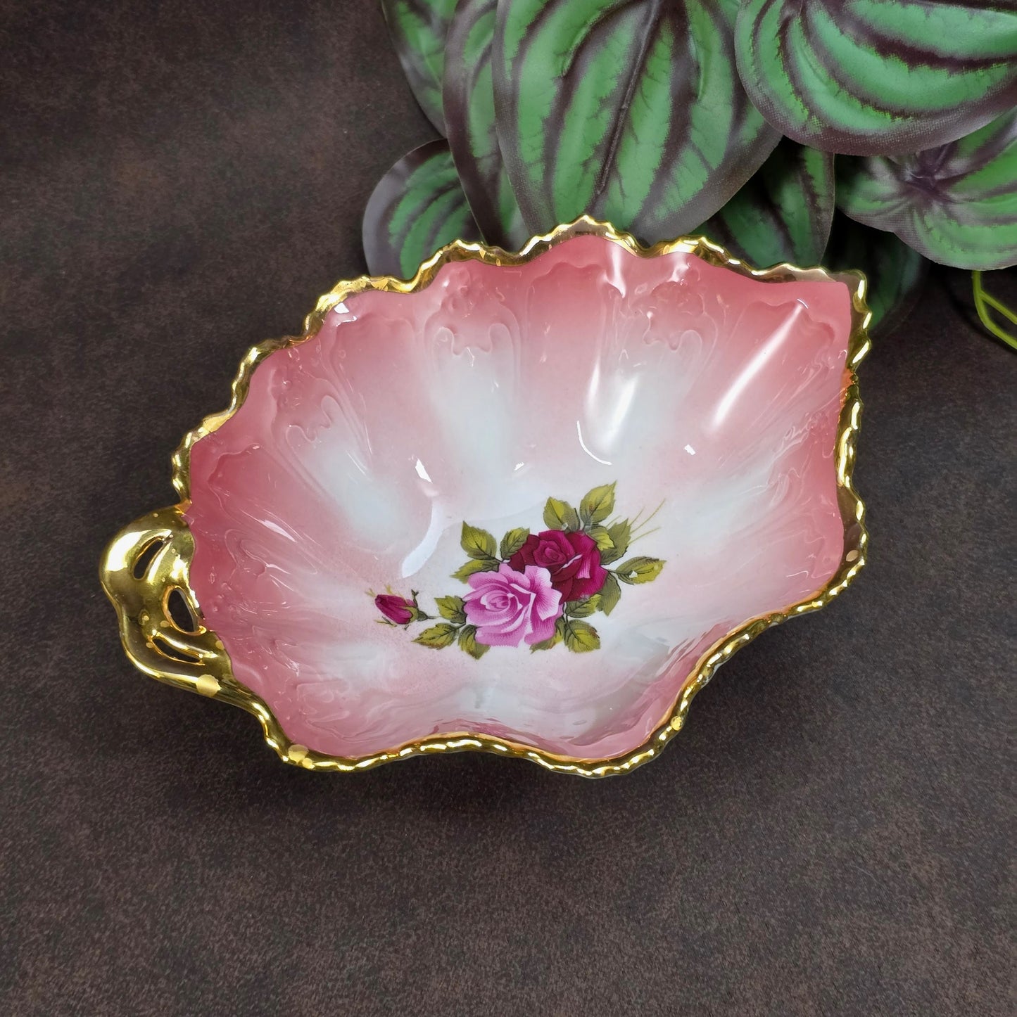 Handgefertigtes Carlsbad-Porzellan: Schälchen in Blattform, Pink-Ombre, Goldrand, 1990er. Perfekt für Deko oder Schmuck.