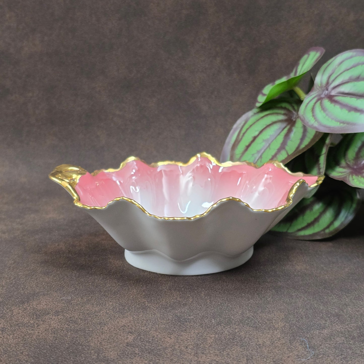 Handgefertigtes Carlsbad-Porzellan: Schälchen in Blattform, Pink-Ombre, Goldrand, 1990er. Perfekt für Deko oder Schmuck.