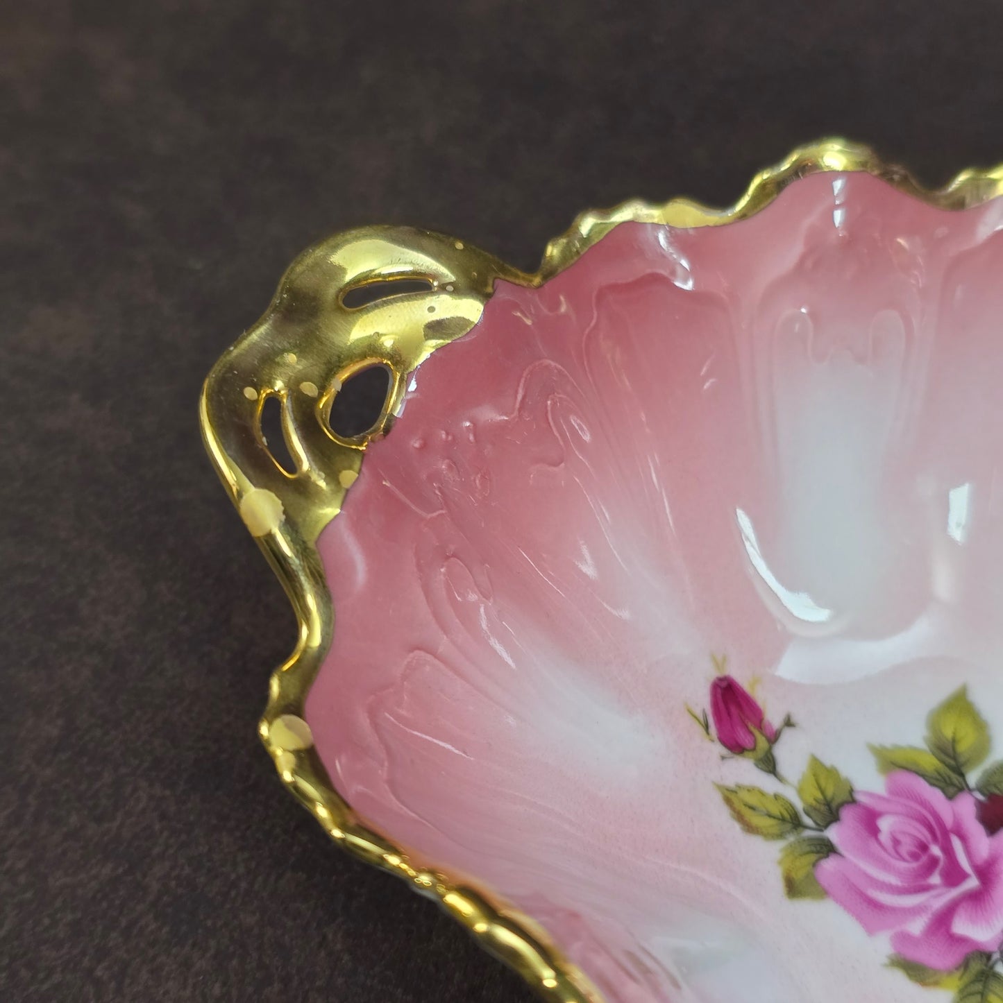 Handgefertigtes Carlsbad-Porzellan: Schälchen in Blattform, Pink-Ombre, Goldrand, 1990er. Perfekt für Deko oder Schmuck.