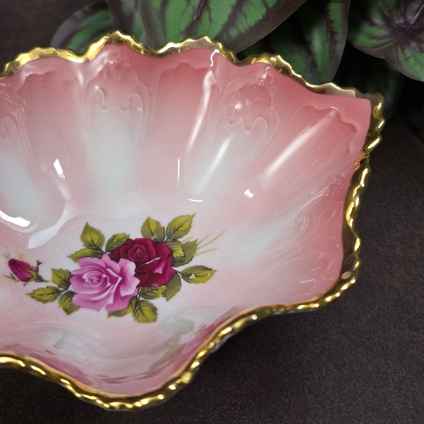 Handgefertigtes Carlsbad-Porzellan: Schälchen in Blattform, Pink-Ombre, Goldrand, 1990er. Perfekt für Deko oder Schmuck.