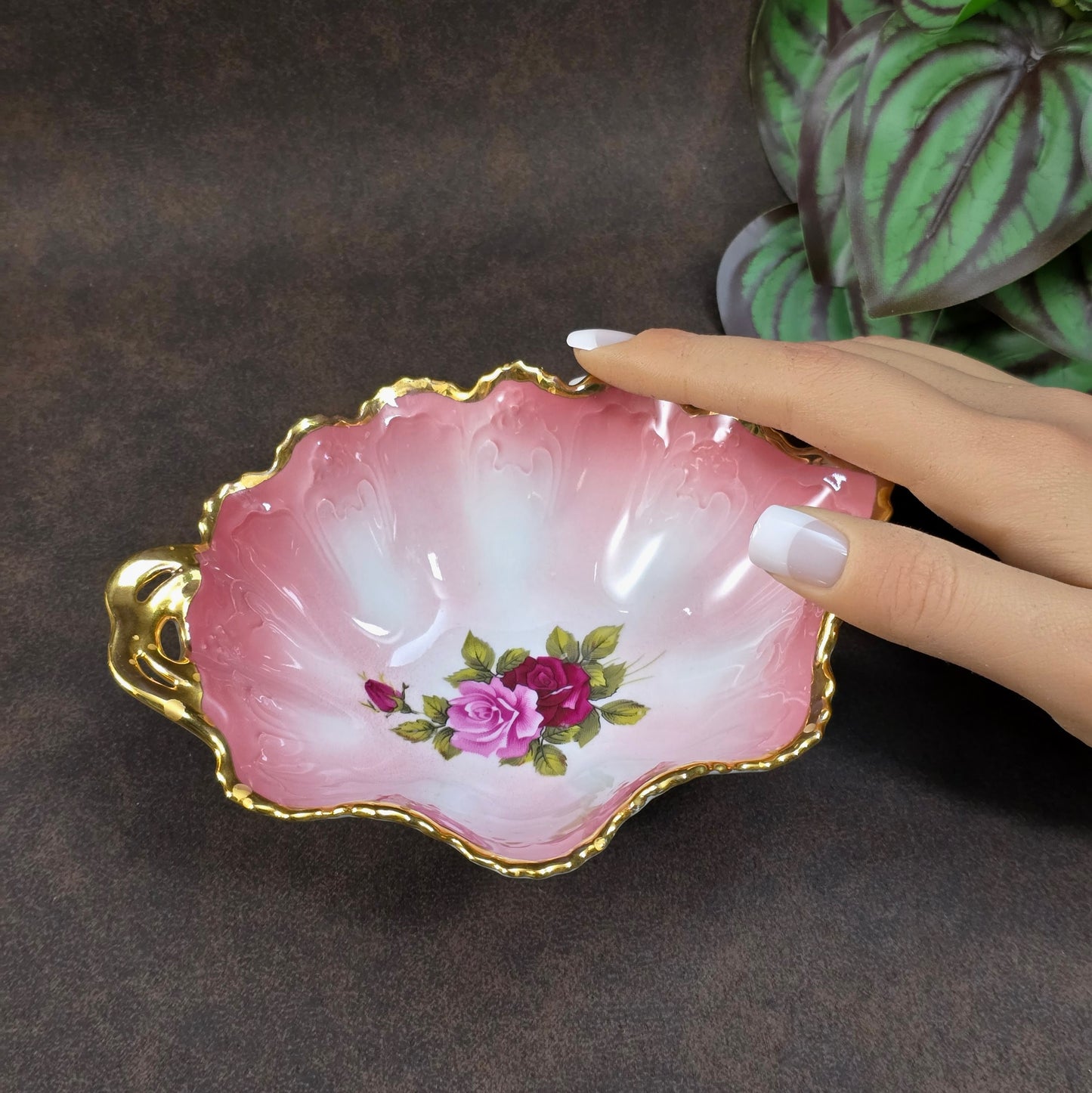 Handgefertigtes Carlsbad-Porzellan: Schälchen in Blattform, Pink-Ombre, Goldrand, 1990er. Perfekt für Deko oder Schmuck.