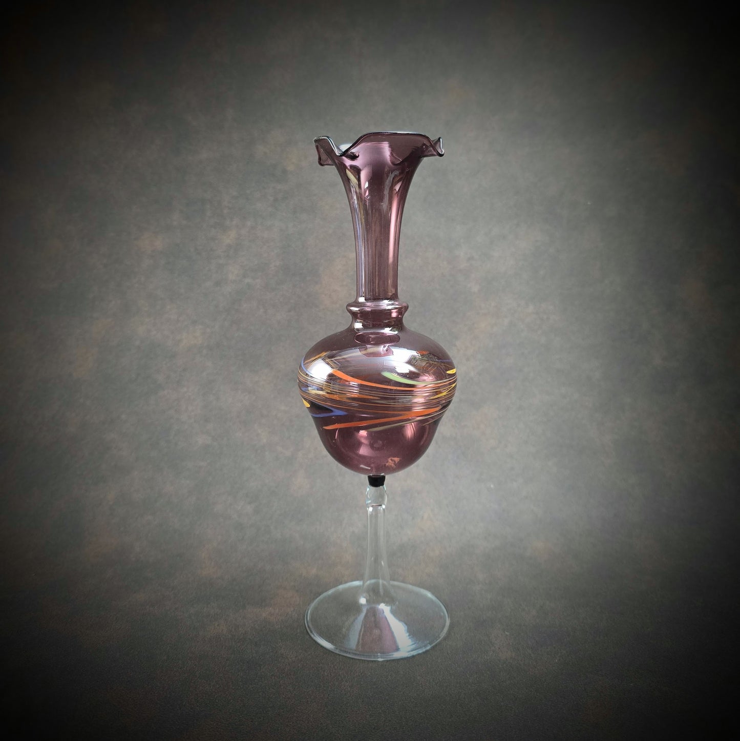 Handgeformte Vintage-Vase aus Glas mit bunten Farbwirbeln. Aus den 1970er Jahren – dekorativ & einzigartig.