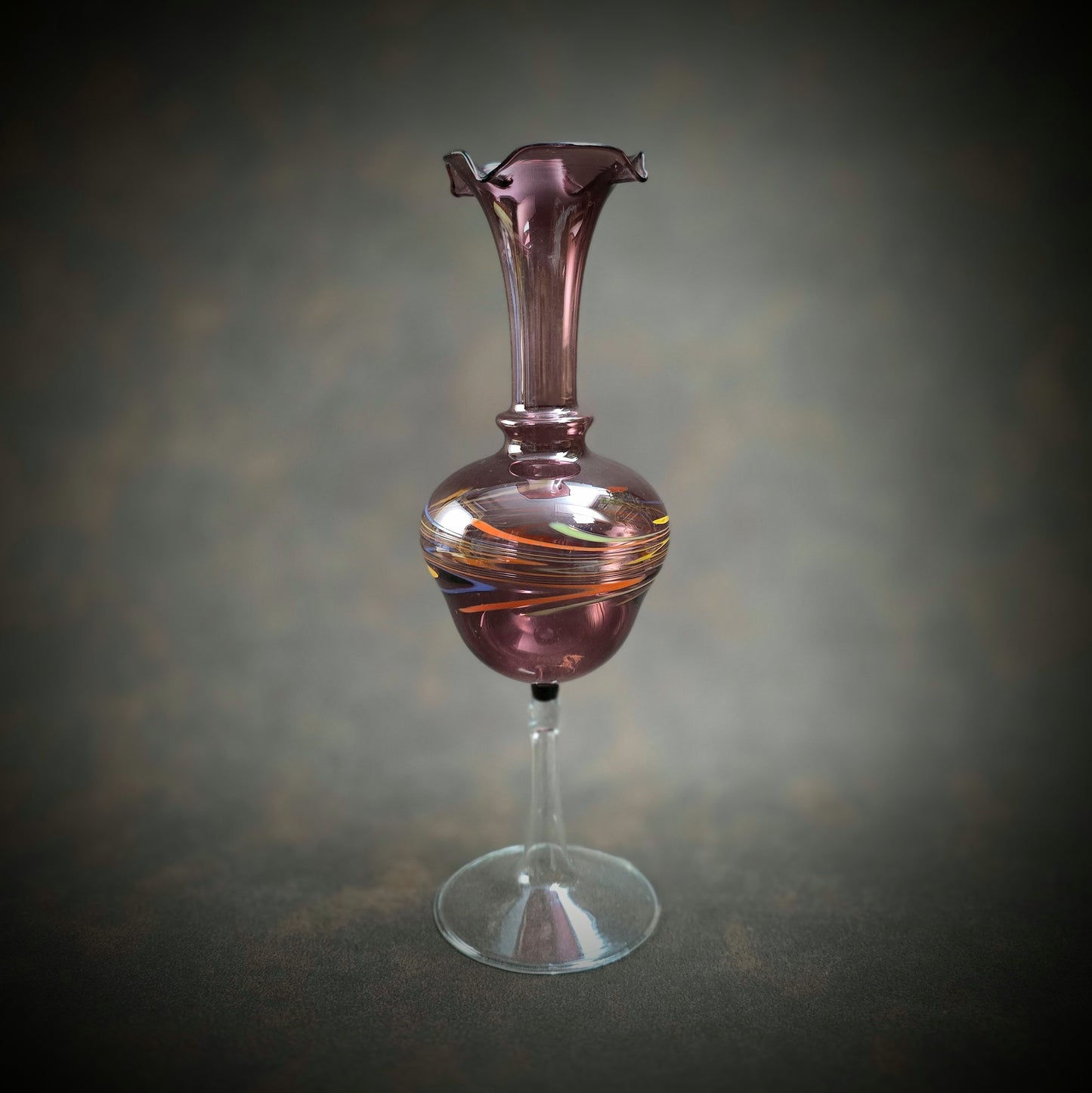 Handgeformte Vintage-Vase aus Glas mit bunten Farbwirbeln. Aus den 1970er Jahren – dekorativ & einzigartig.