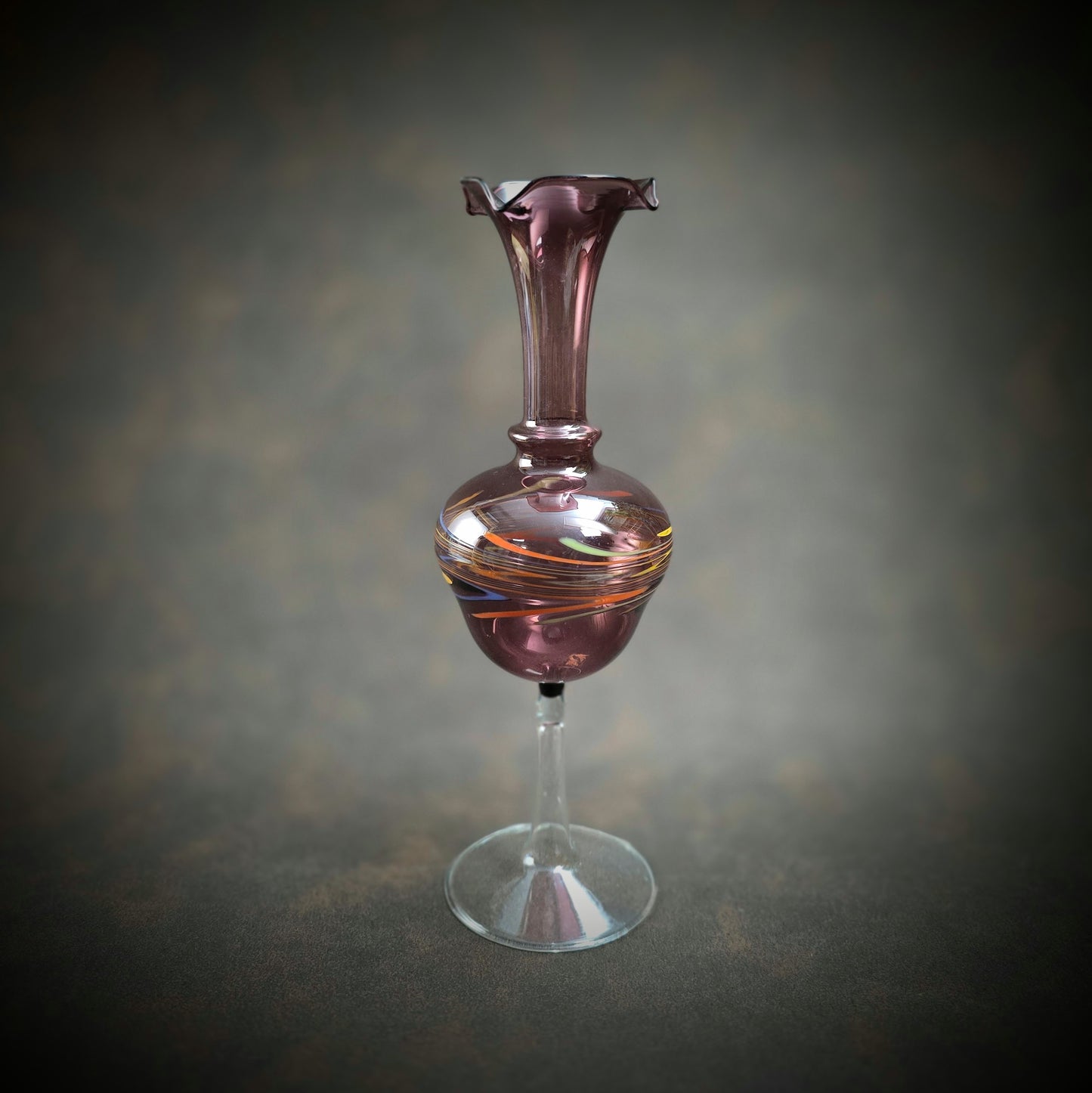 Handgeformte Vintage-Vase aus Glas mit bunten Farbwirbeln. Aus den 1970er Jahren – dekorativ & einzigartig.