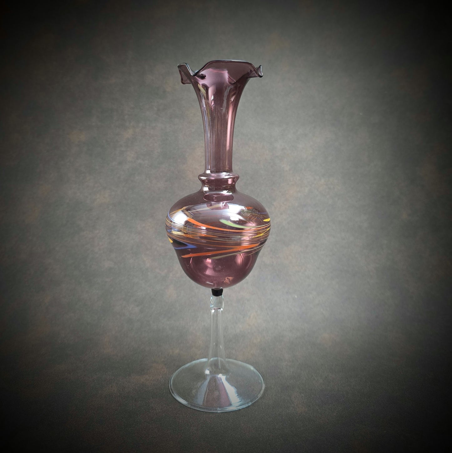 Handgeformte Vintage-Vase aus Glas mit bunten Farbwirbeln. Aus den 1970er Jahren – dekorativ & einzigartig.