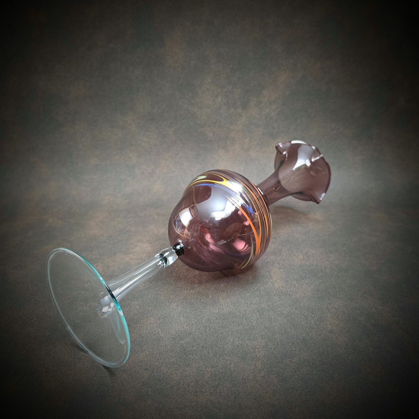 Handgeformte Vintage-Vase aus Glas mit bunten Farbwirbeln. Aus den 1970er Jahren – dekorativ & einzigartig.