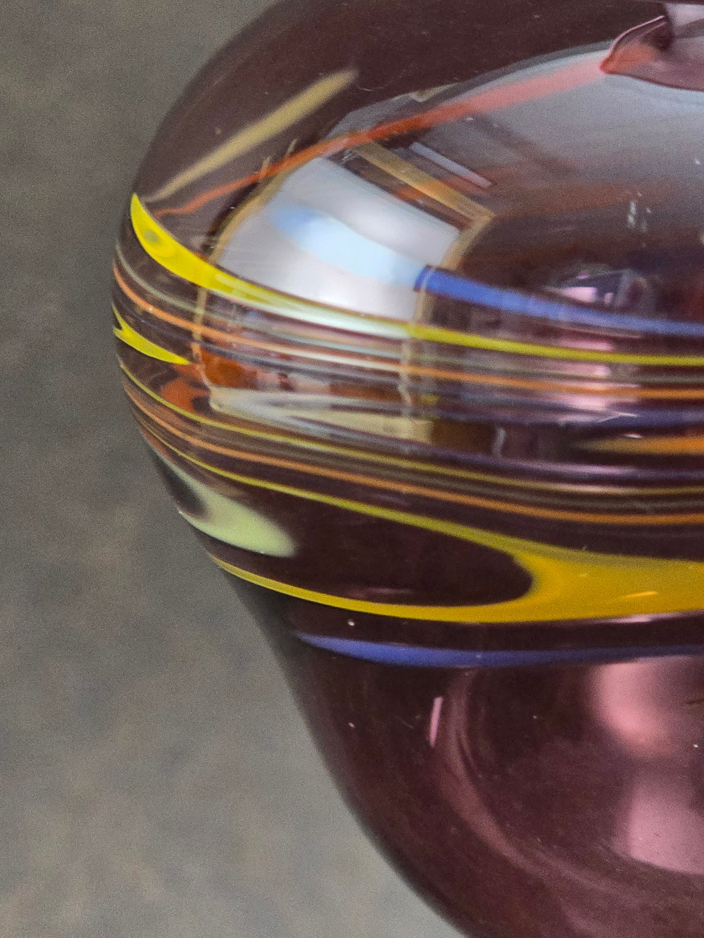 Handgeformte Vintage-Vase aus Glas mit bunten Farbwirbeln. Aus den 1970er Jahren – dekorativ & einzigartig.