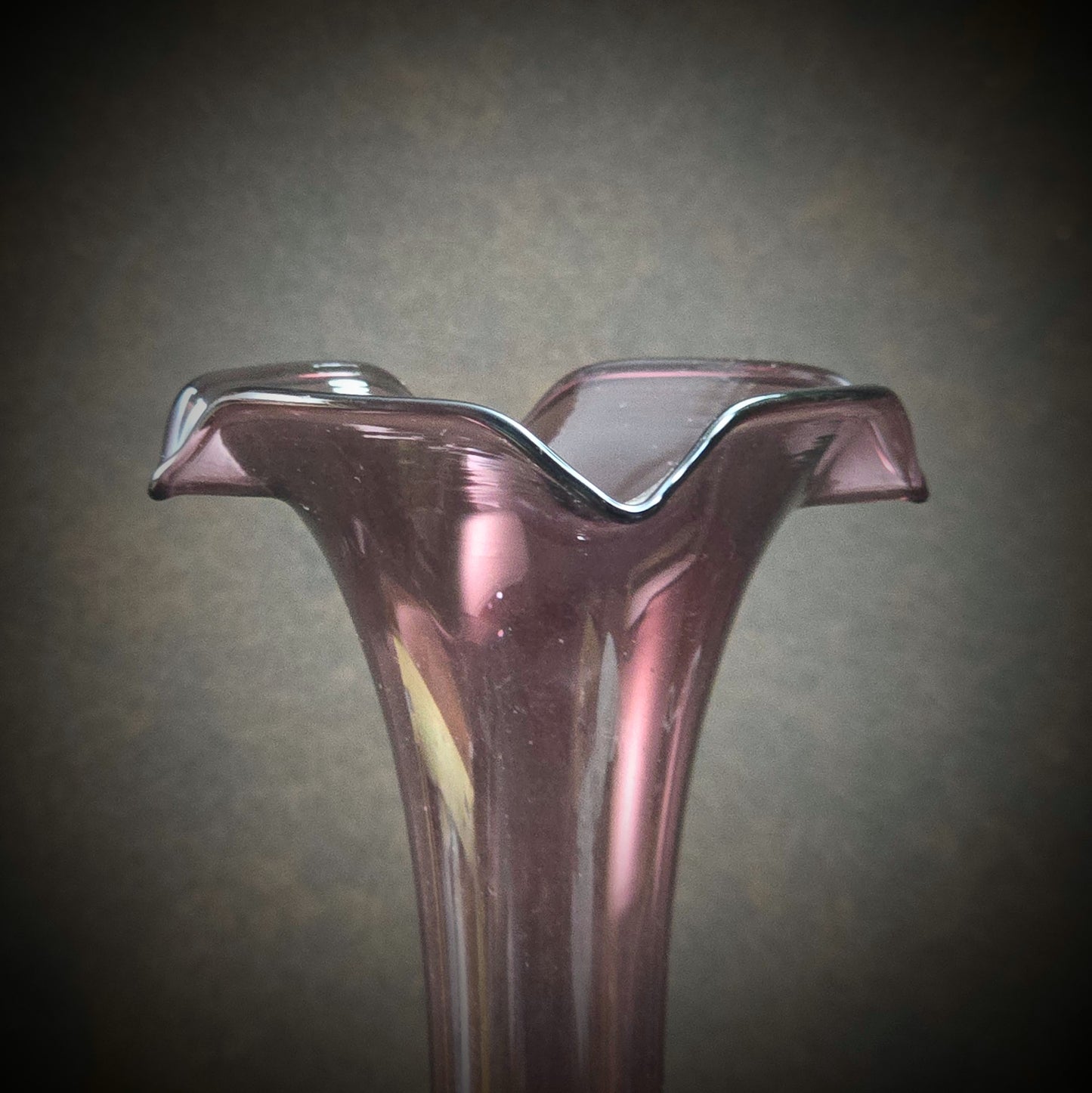 Handgeformte Vintage-Vase aus Glas mit bunten Farbwirbeln. Aus den 1970er Jahren – dekorativ & einzigartig.